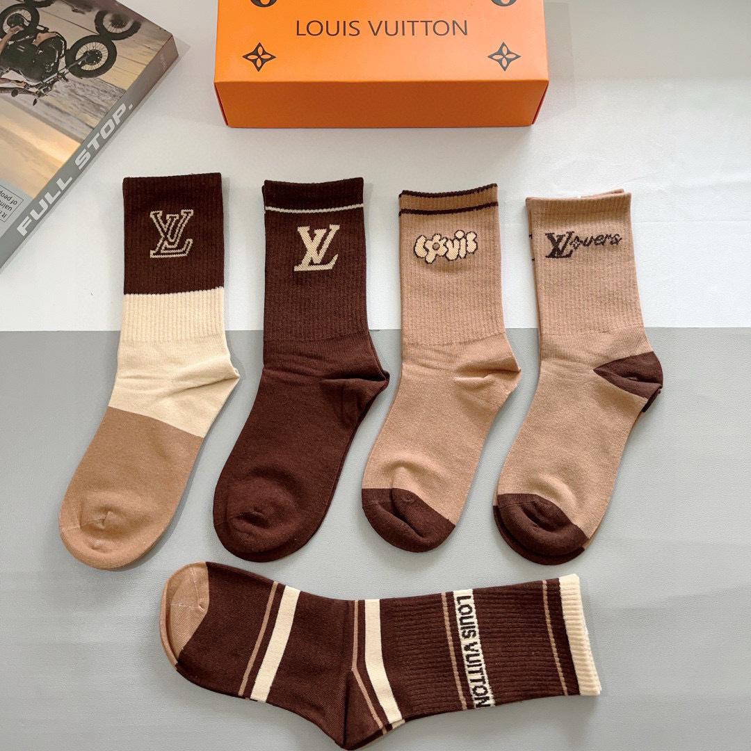 配包装（一盒5双）
 🌟 LV 路易威登 超火爆小单品，纯棉面料，潮人必备 爆款，经典字母logo长筒袜