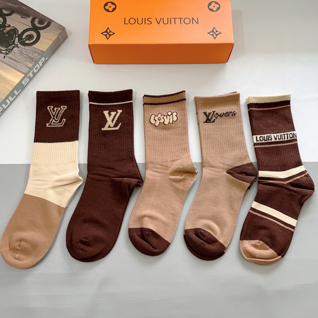 配包装（一盒5双）
 🌟 LV 路易威登 超火爆小单品，纯棉面料，潮人必备 爆款，经典字母logo长筒袜