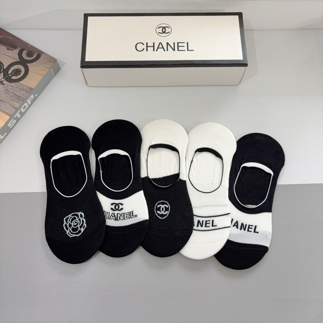 配包装（一盒5双）
CHANEL（香奈儿） 新款高端船袜！经典字母专柜同步袜子 💛大牌出街，潮人必备。