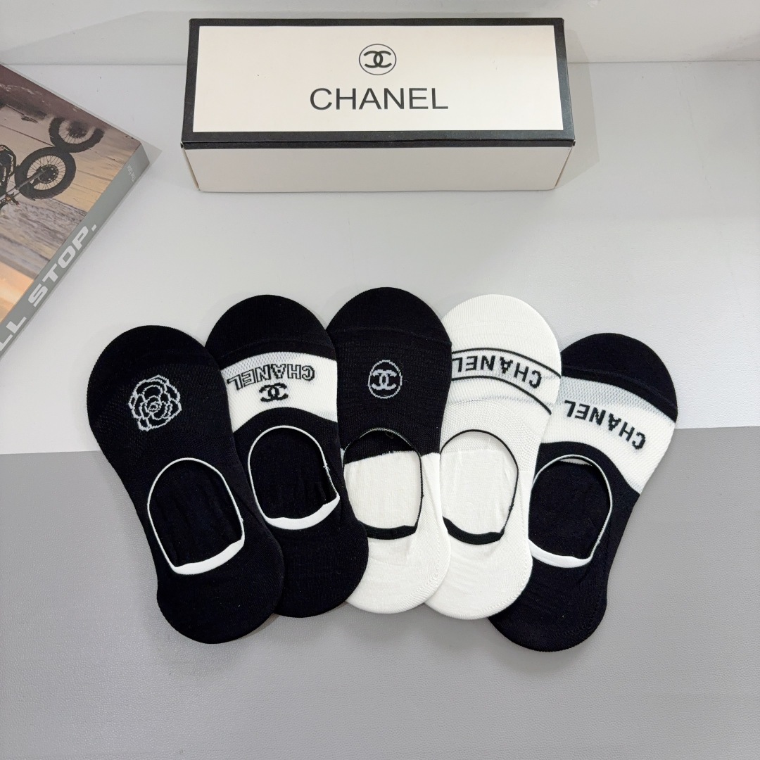 配包装（一盒5双）
CHANEL（香奈儿） 新款高端船袜！经典字母专柜同步袜子 💛大牌出街，潮人必备。