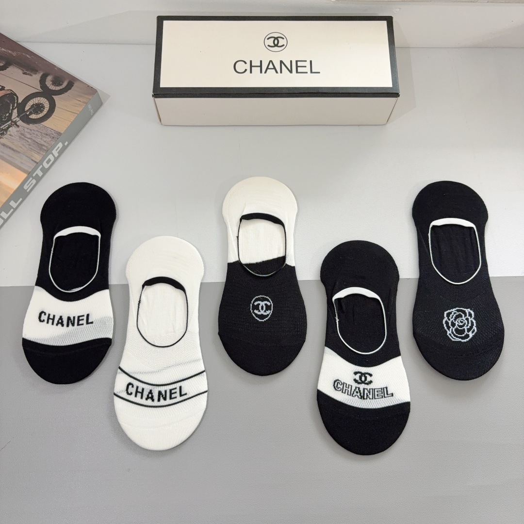 配包装（一盒5双）
CHANEL（香奈儿） 新款高端船袜！经典字母专柜同步袜子 💛大牌出街，潮人必备。