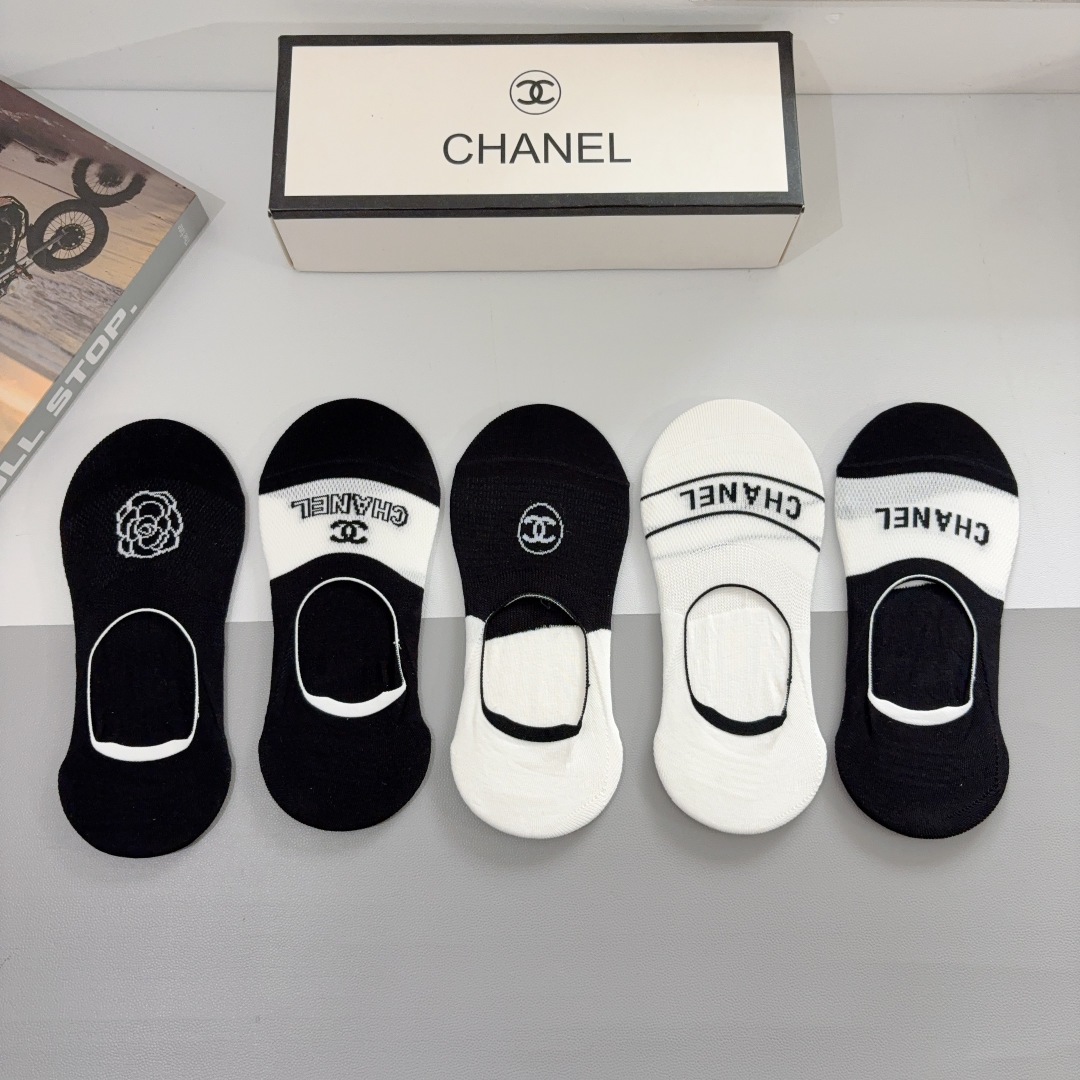 配包装（一盒5双）
CHANEL（香奈儿） 新款高端船袜！经典字母专柜同步袜子 💛大牌出街，潮人必备。