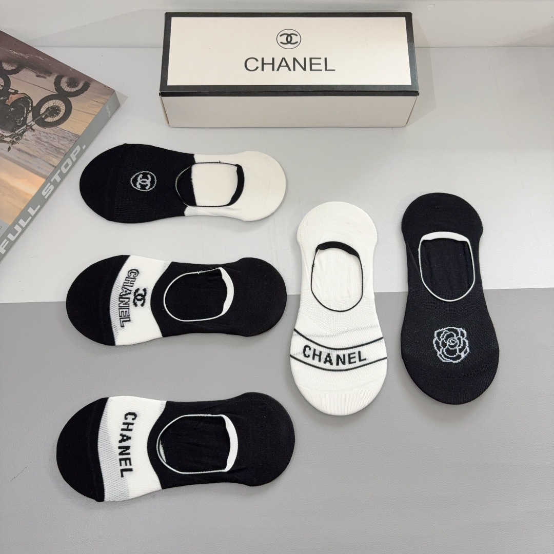 配包装（一盒5双）
CHANEL（香奈儿） 新款高端船袜！经典字母专柜同步袜子 💛大牌出街，潮人必备。