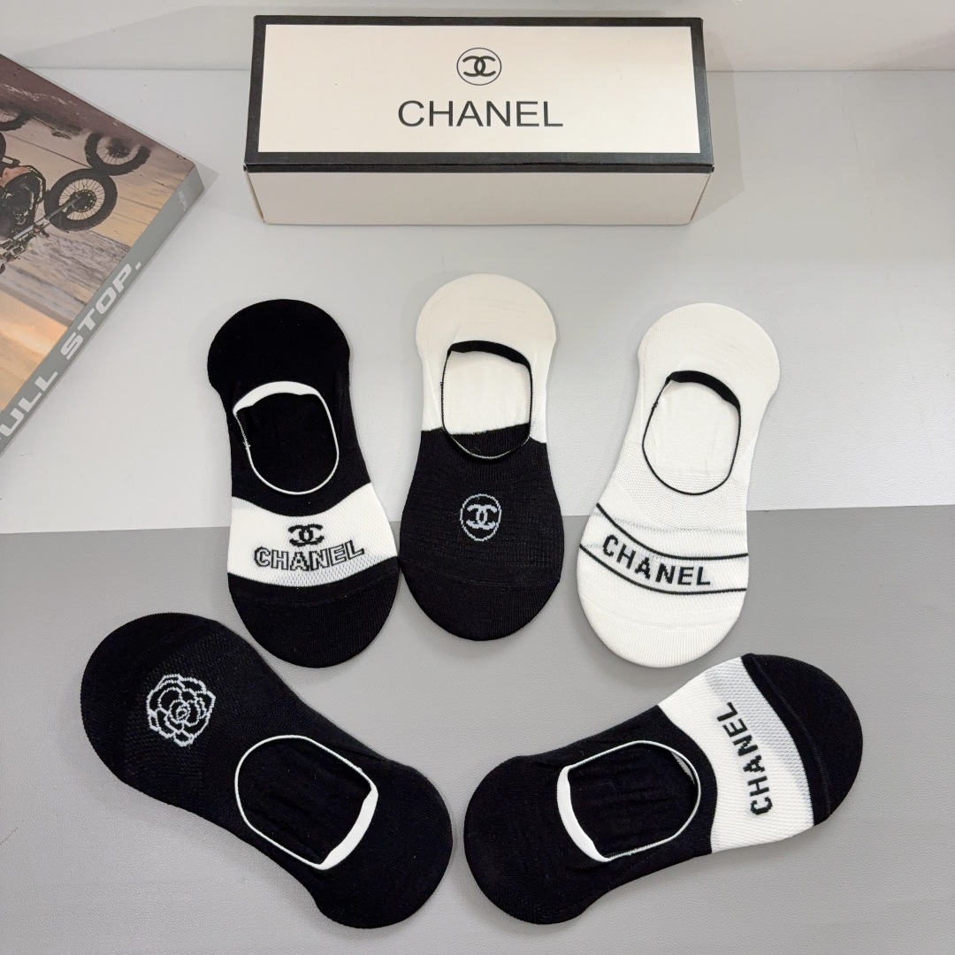 配包装（一盒5双）
CHANEL（香奈儿） 新款高端船袜！经典字母专柜同步袜子 💛大牌出街，潮人必备。