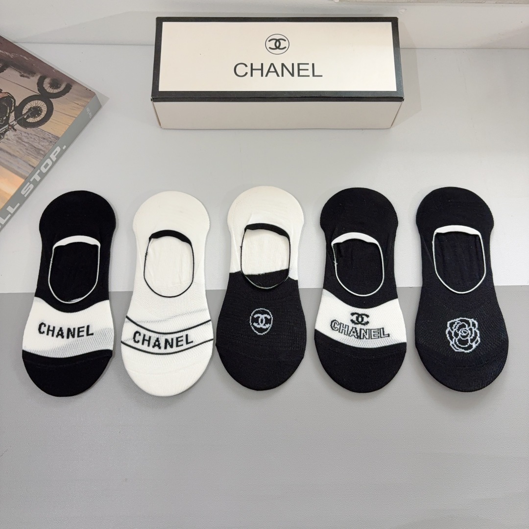 配包装（一盒5双）
CHANEL（香奈儿） 新款高端船袜！经典字母专柜同步袜子 💛大牌出街，潮人必备。