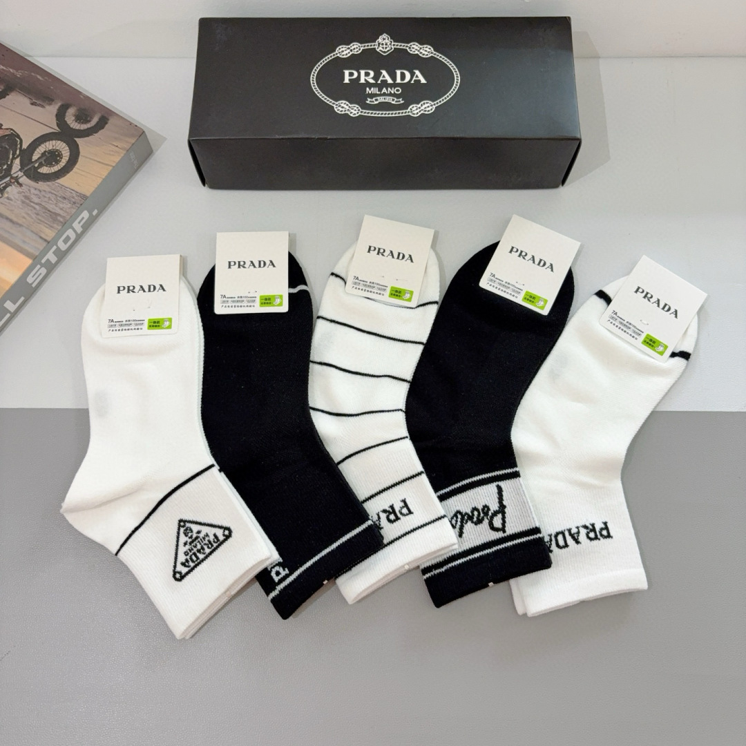 配包装（一盒5双） 
🌟 PRADA 普拉达 竹棉中筒袜子 潮人必备爆款，经典字母logo中筒袜，个性时