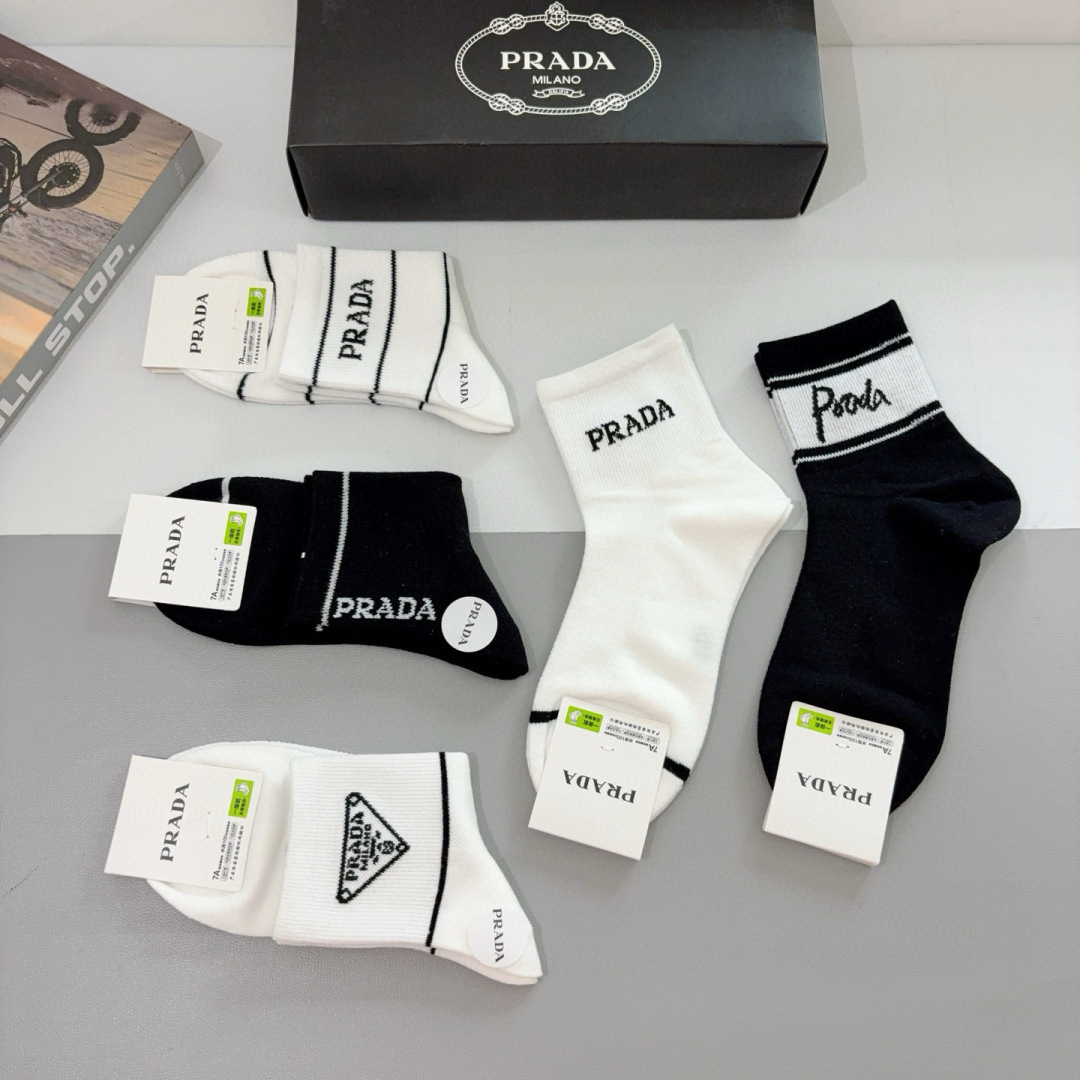 配包装（一盒5双） 
🌟 PRADA 普拉达 竹棉中筒袜子 潮人必备爆款，经典字母logo中筒袜，个性时