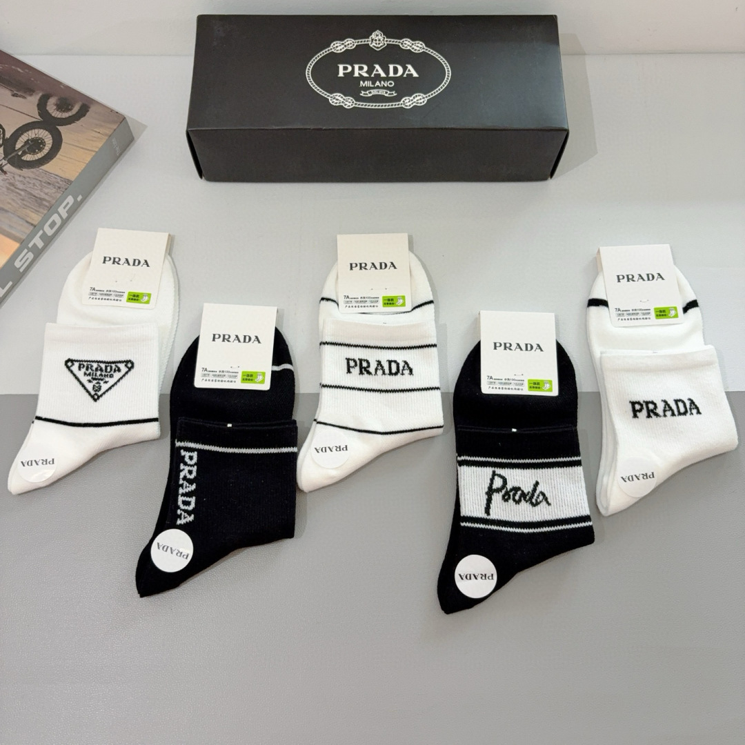 配包装（一盒5双） 
🌟 PRADA 普拉达 竹棉中筒袜子 潮人必备爆款，经典字母logo中筒袜，个性时