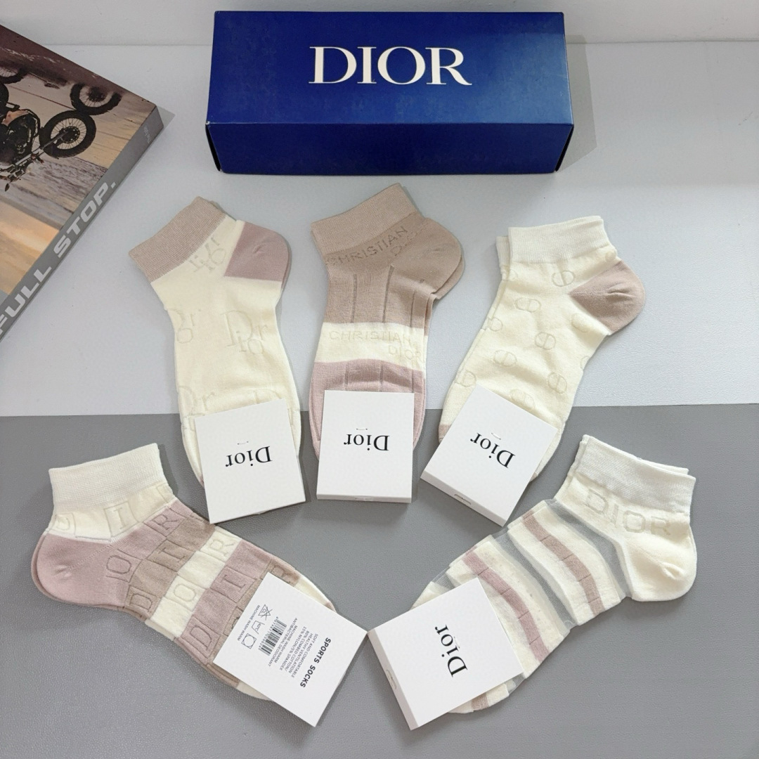 配包装（一盒5双） 
🌟 Dior （迪奥） 竹棉材质袜子 潮人必备爆款，经典字母logo船袜，个性时尚