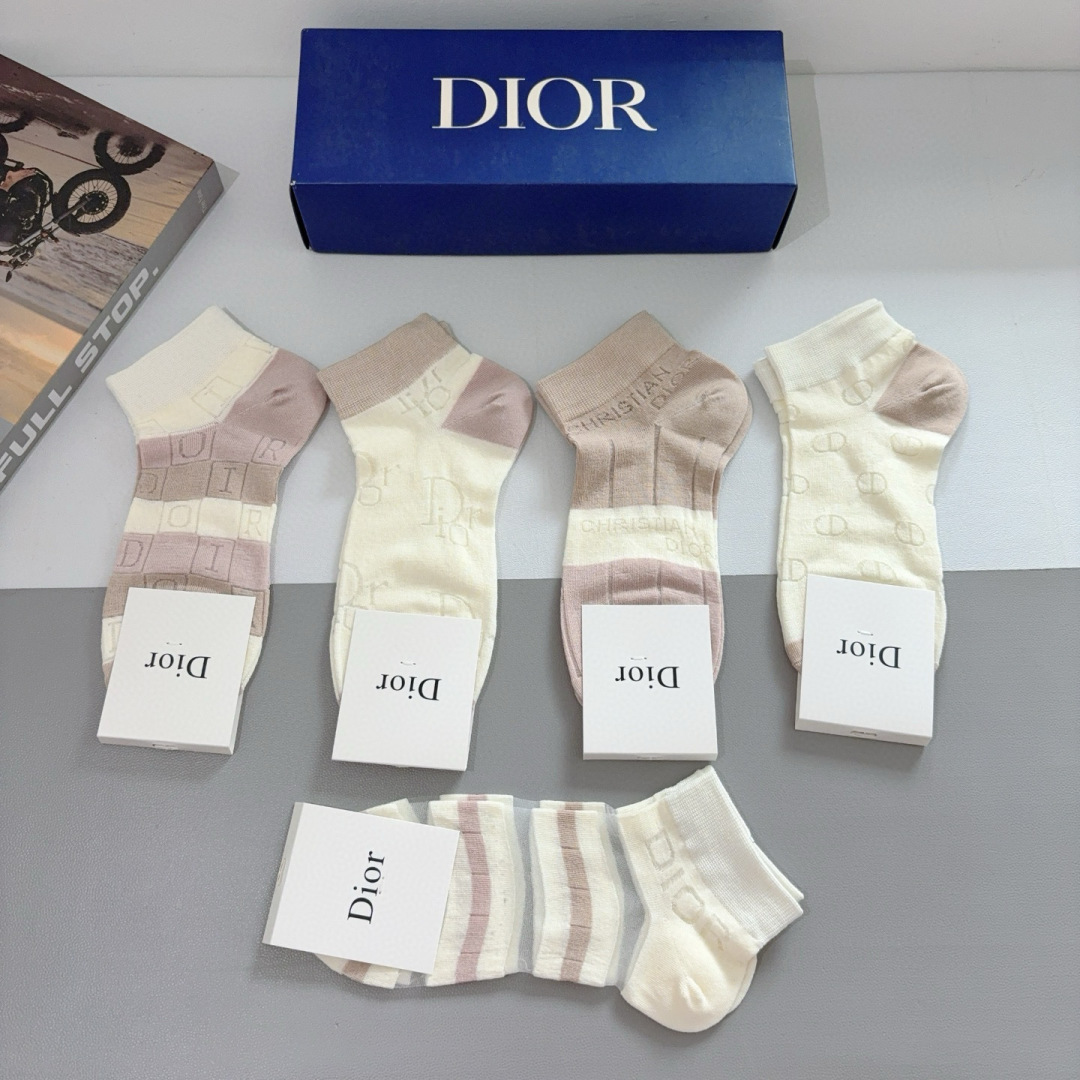 配包装（一盒5双） 
🌟 Dior （迪奥） 竹棉材质袜子 潮人必备爆款，经典字母logo船袜，个性时尚