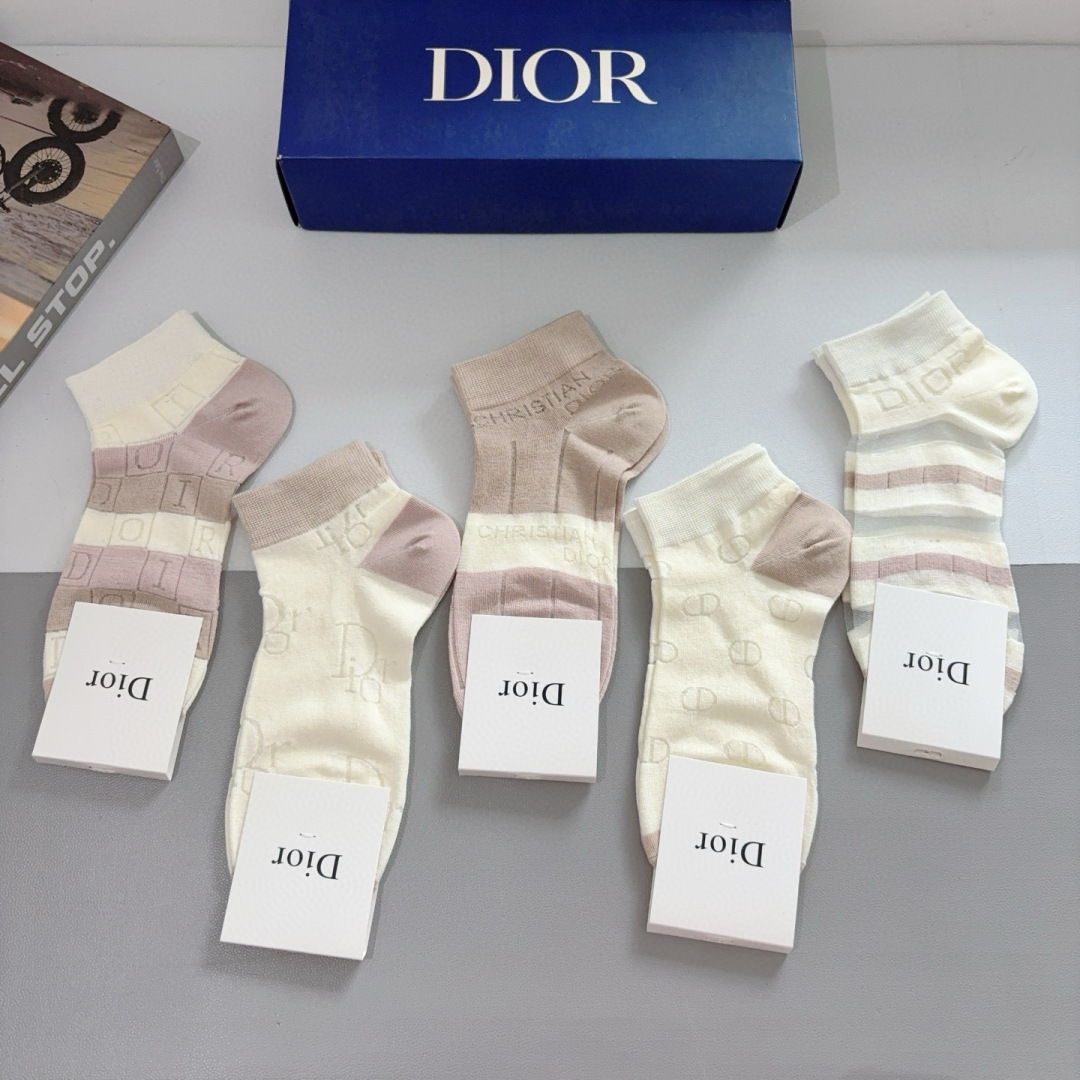 配包装（一盒5双） 
🌟 Dior （迪奥） 竹棉材质袜子 潮人必备爆款，经典字母logo船袜，个性时尚