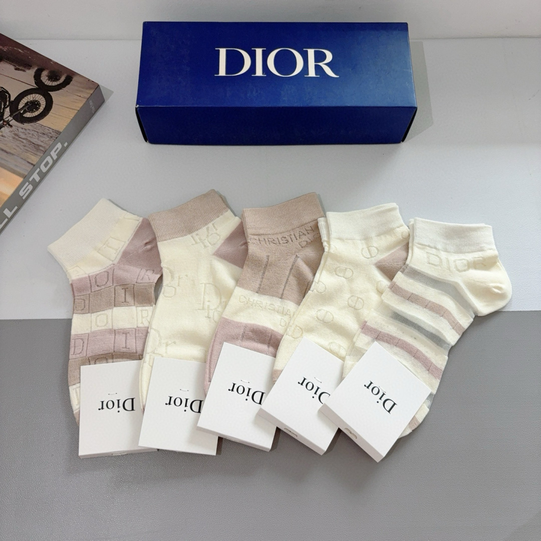 配包装（一盒5双） 
🌟 Dior （迪奥） 竹棉材质袜子 潮人必备爆款，经典字母logo船袜，个性时尚