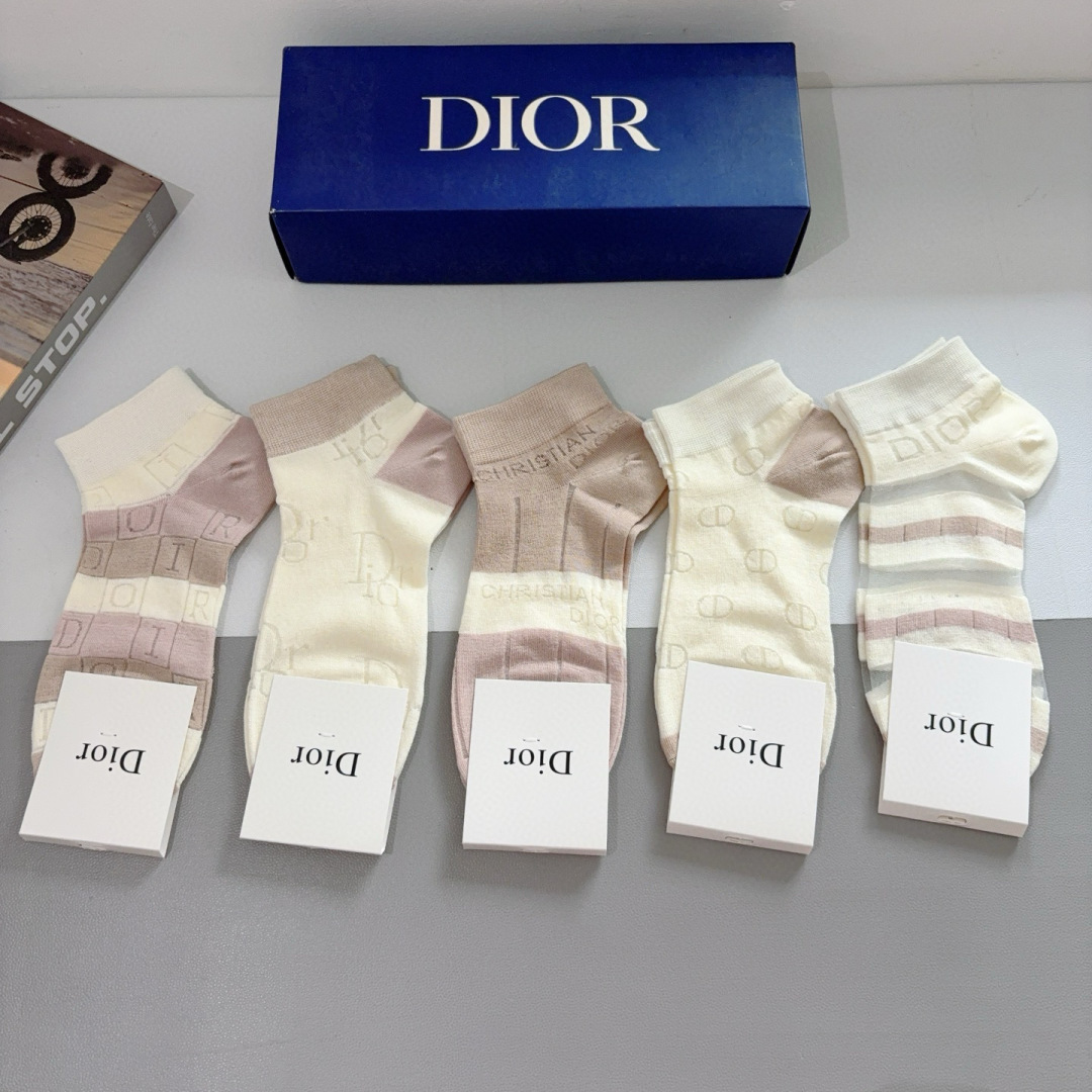 配包装（一盒5双） 
🌟 Dior （迪奥） 竹棉材质袜子 潮人必备爆款，经典字母logo船袜，个性时尚