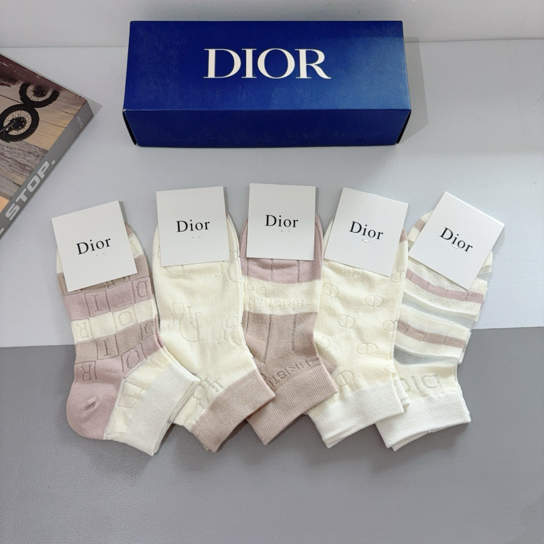 配包装（一盒5双） 
🌟 Dior （迪奥） 竹棉材质袜子 潮人必备爆款，经典字母logo船袜，个性时尚
