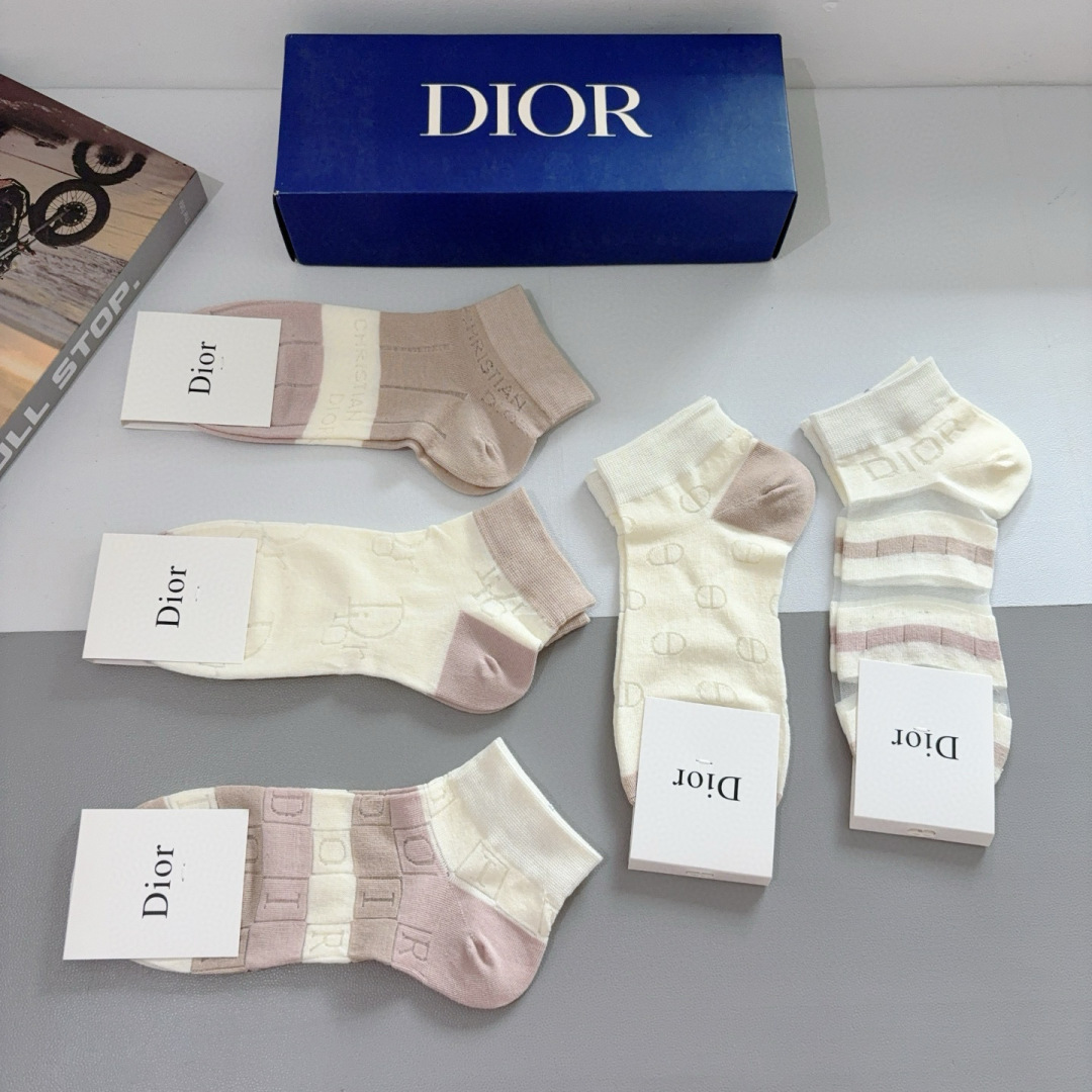 配包装（一盒5双） 
🌟 Dior （迪奥） 竹棉材质袜子 潮人必备爆款，经典字母logo船袜，个性时尚