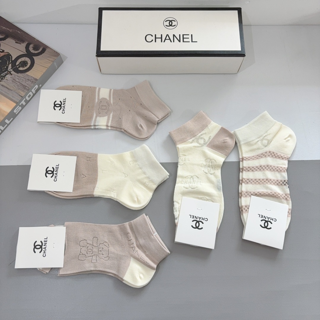 配包装（一盒5双）
CHANEL 香奈儿经典袜子❗️高版本竹棉材质、经典的双C图案logo，专柜同步袜子