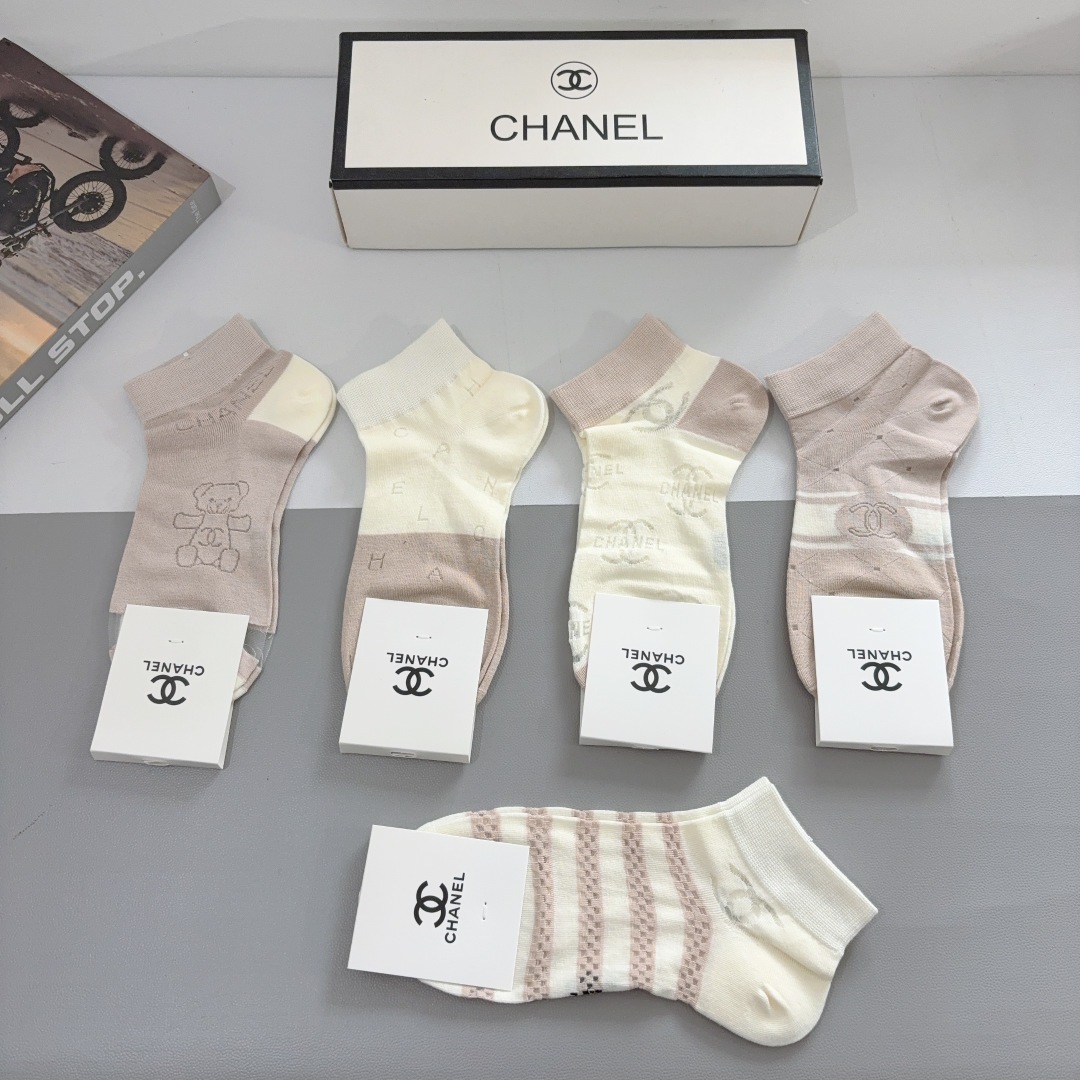 配包装（一盒5双）
CHANEL 香奈儿经典袜子❗️高版本竹棉材质、经典的双C图案logo，专柜同步袜子
