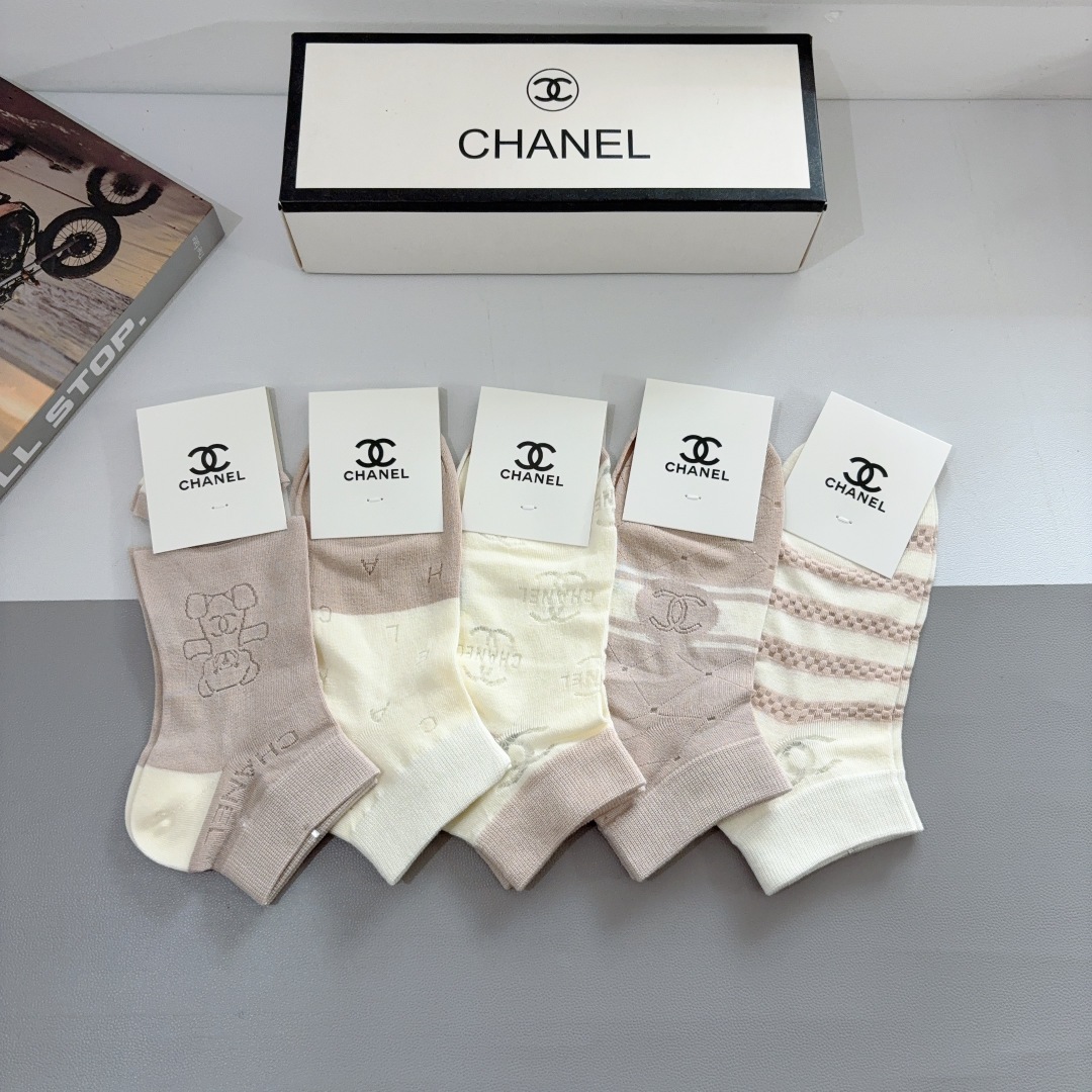 配包装（一盒5双）
CHANEL 香奈儿经典袜子❗️高版本竹棉材质、经典的双C图案logo，专柜同步袜子