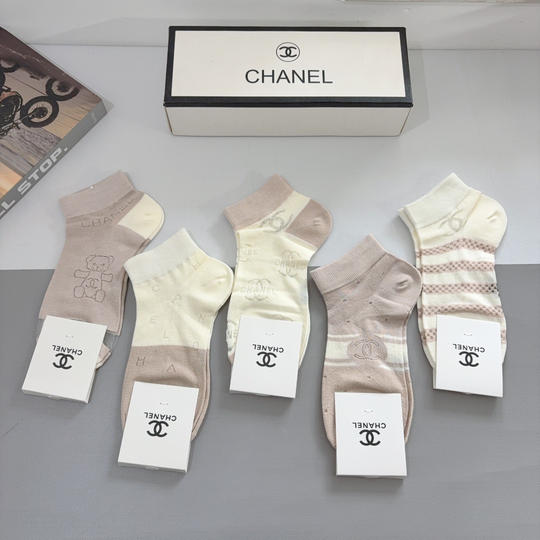 配包装（一盒5双）
CHANEL 香奈儿经典袜子❗️高版本竹棉材质、经典的双C图案logo，专柜同步袜子