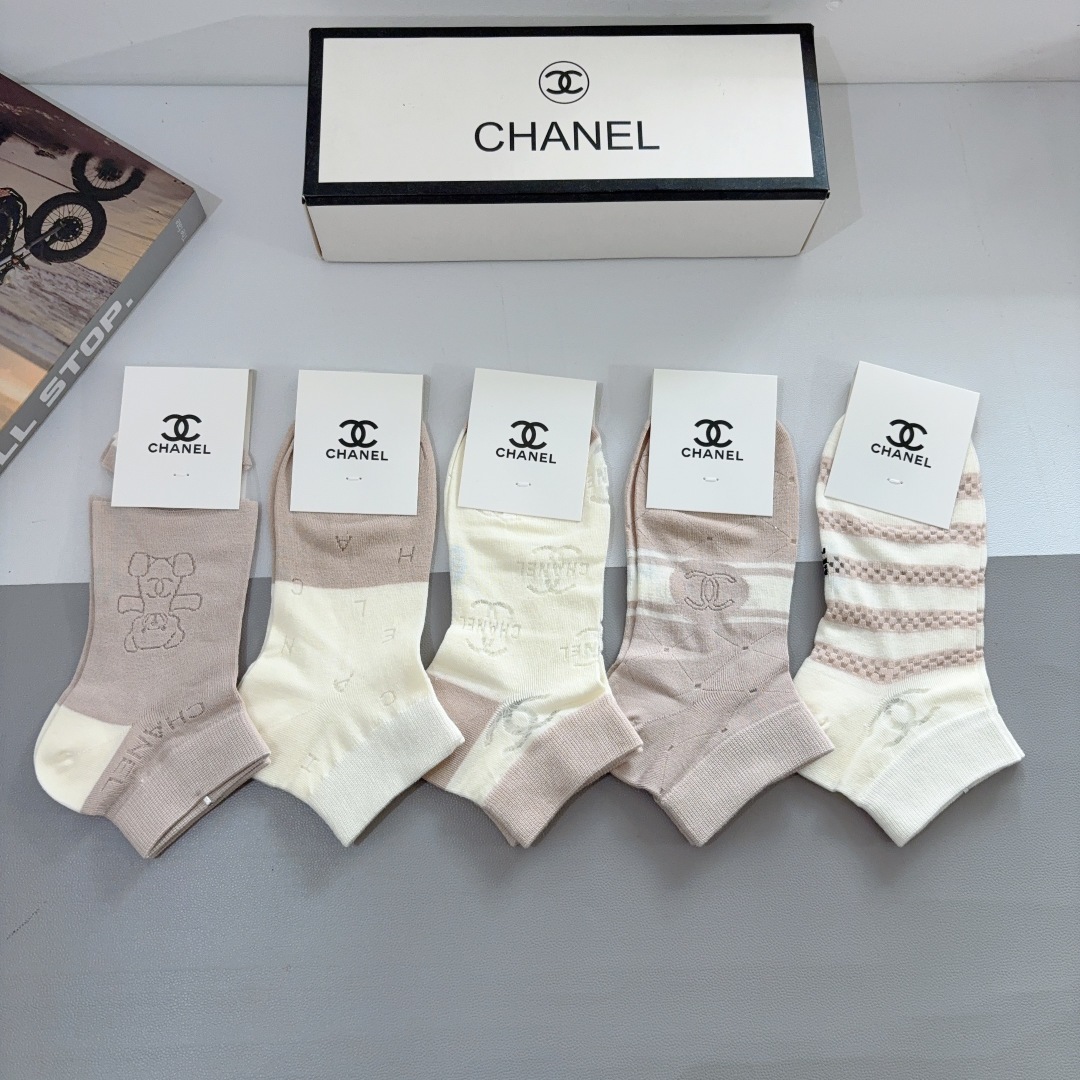 配包装（一盒5双）
CHANEL 香奈儿经典袜子❗️高版本竹棉材质、经典的双C图案logo，专柜同步袜子