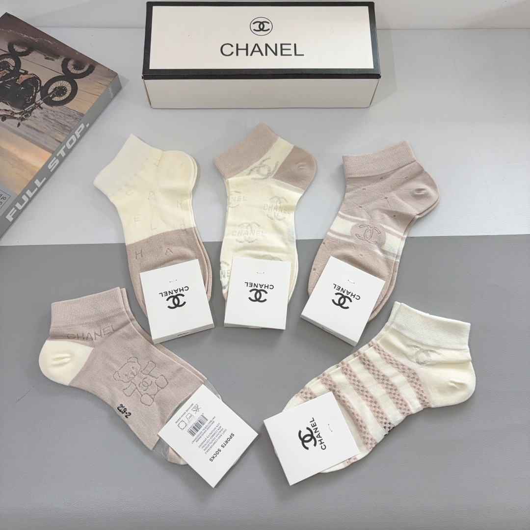 配包装（一盒5双）
CHANEL 香奈儿经典袜子❗️高版本竹棉材质、经典的双C图案logo，专柜同步袜子
