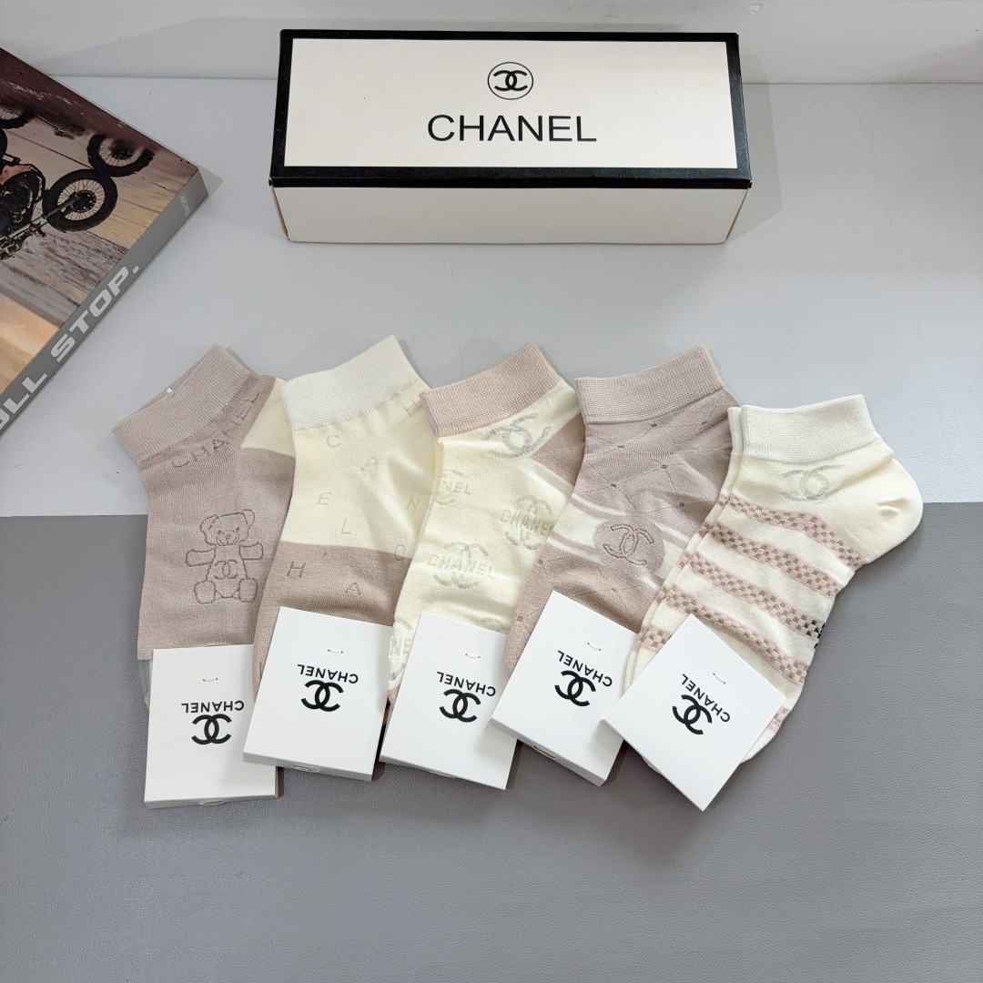 配包装（一盒5双）
CHANEL 香奈儿经典袜子❗️高版本竹棉材质、经典的双C图案logo，专柜同步袜子