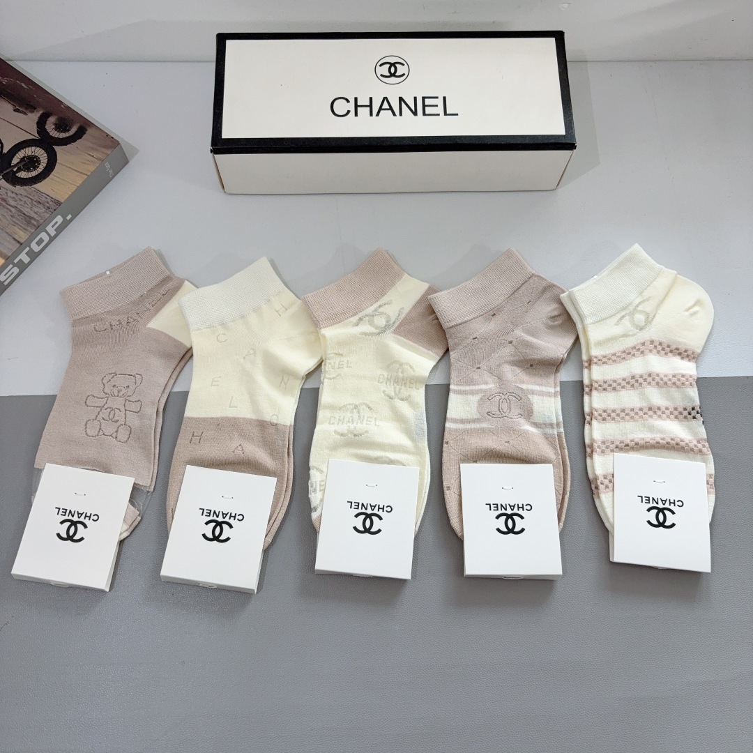 配包装（一盒5双）
CHANEL 香奈儿经典袜子❗️高版本竹棉材质、经典的双C图案logo，专柜同步袜子
