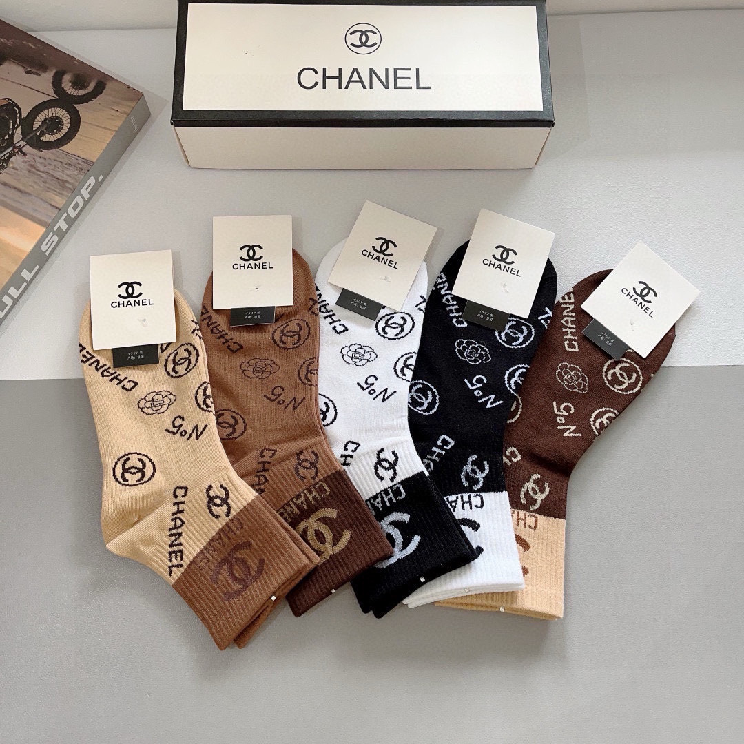 配包装（一盒5双）
CHANEL 香奈儿经典袜子❗️高版本纯棉材质柔软，秒杀市场普通货，经典的双C图案l