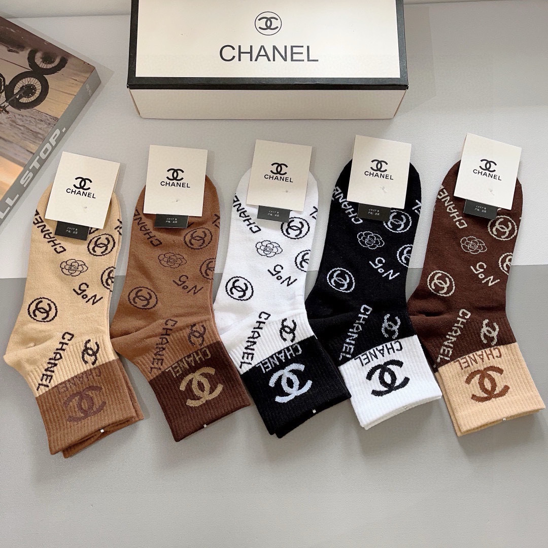 配包装（一盒5双）
CHANEL 香奈儿经典袜子❗️高版本纯棉材质柔软，秒杀市场普通货，经典的双C图案l