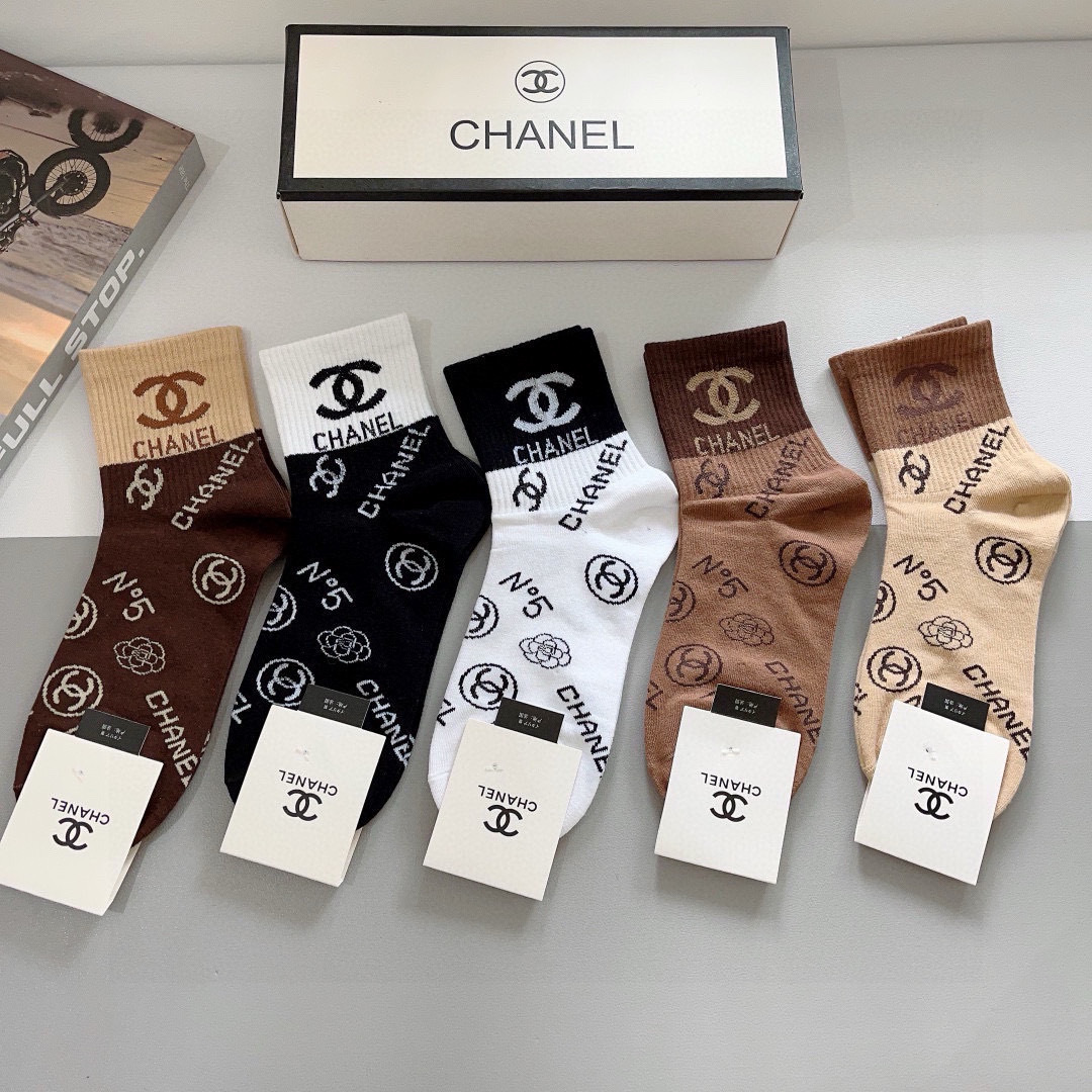 配包装（一盒5双）
CHANEL 香奈儿经典袜子❗️高版本纯棉材质柔软，秒杀市场普通货，经典的双C图案l