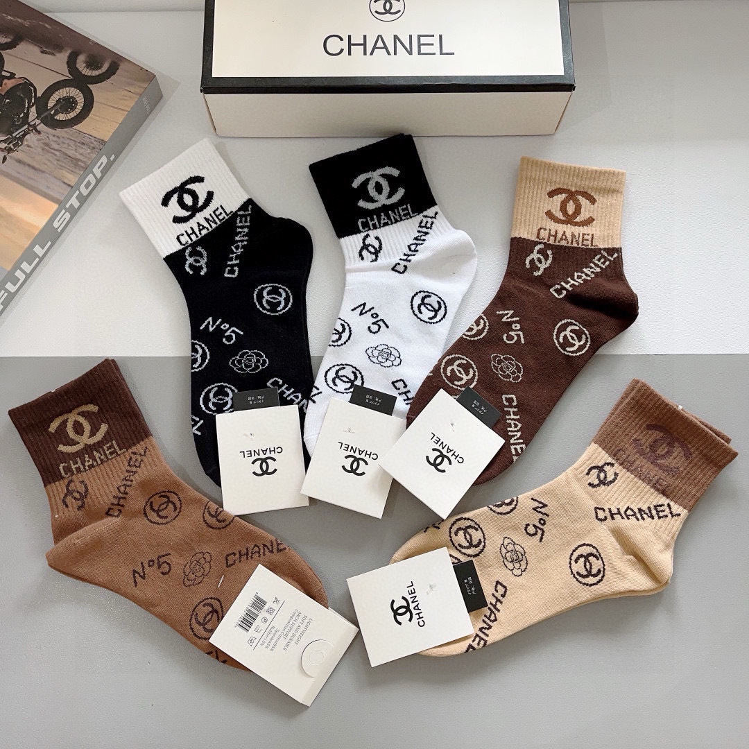 配包装（一盒5双）
CHANEL 香奈儿经典袜子❗️高版本纯棉材质柔软，秒杀市场普通货，经典的双C图案l