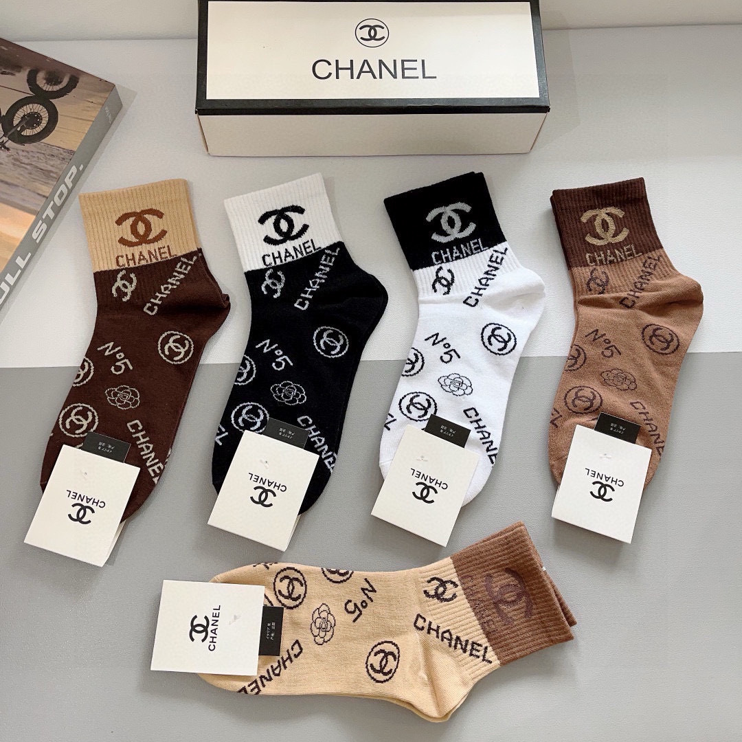 配包装（一盒5双）
CHANEL 香奈儿经典袜子❗️高版本纯棉材质柔软，秒杀市场普通货，经典的双C图案l