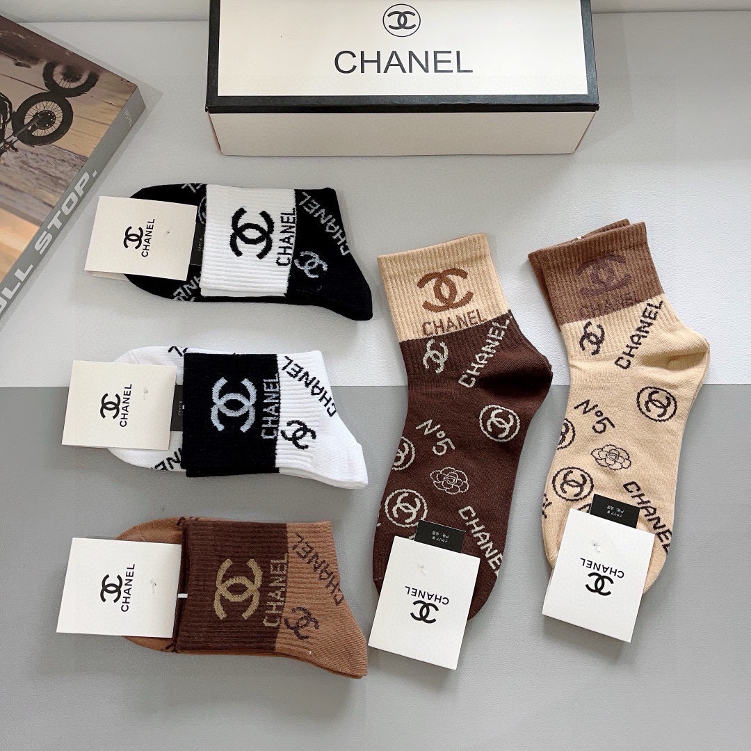 配包装（一盒5双）
CHANEL 香奈儿经典袜子❗️高版本纯棉材质柔软，秒杀市场普通货，经典的双C图案l