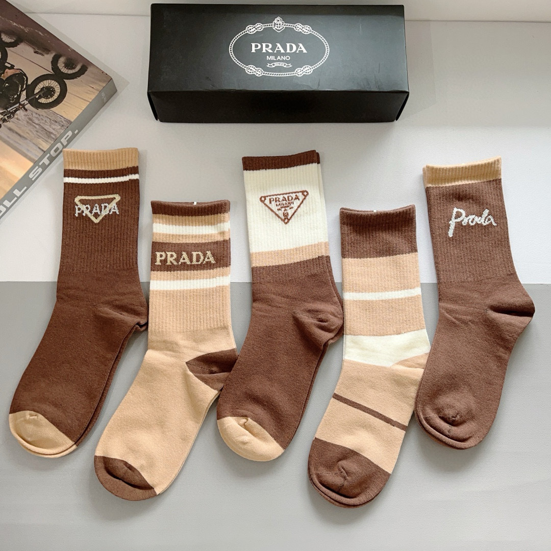 配包装（一盒5双）
PRADA（普拉达） 新款高端纯棉材质小腿袜子！爆款三角标字母专柜同步长筒袜，💛大牌