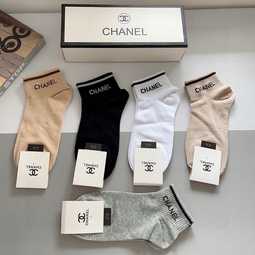 配包装（一盒5双）
CHANEL 香奈儿经典袜子❗️高版本纯棉材质柔软，秒杀市场普通货，经典的双C图案l