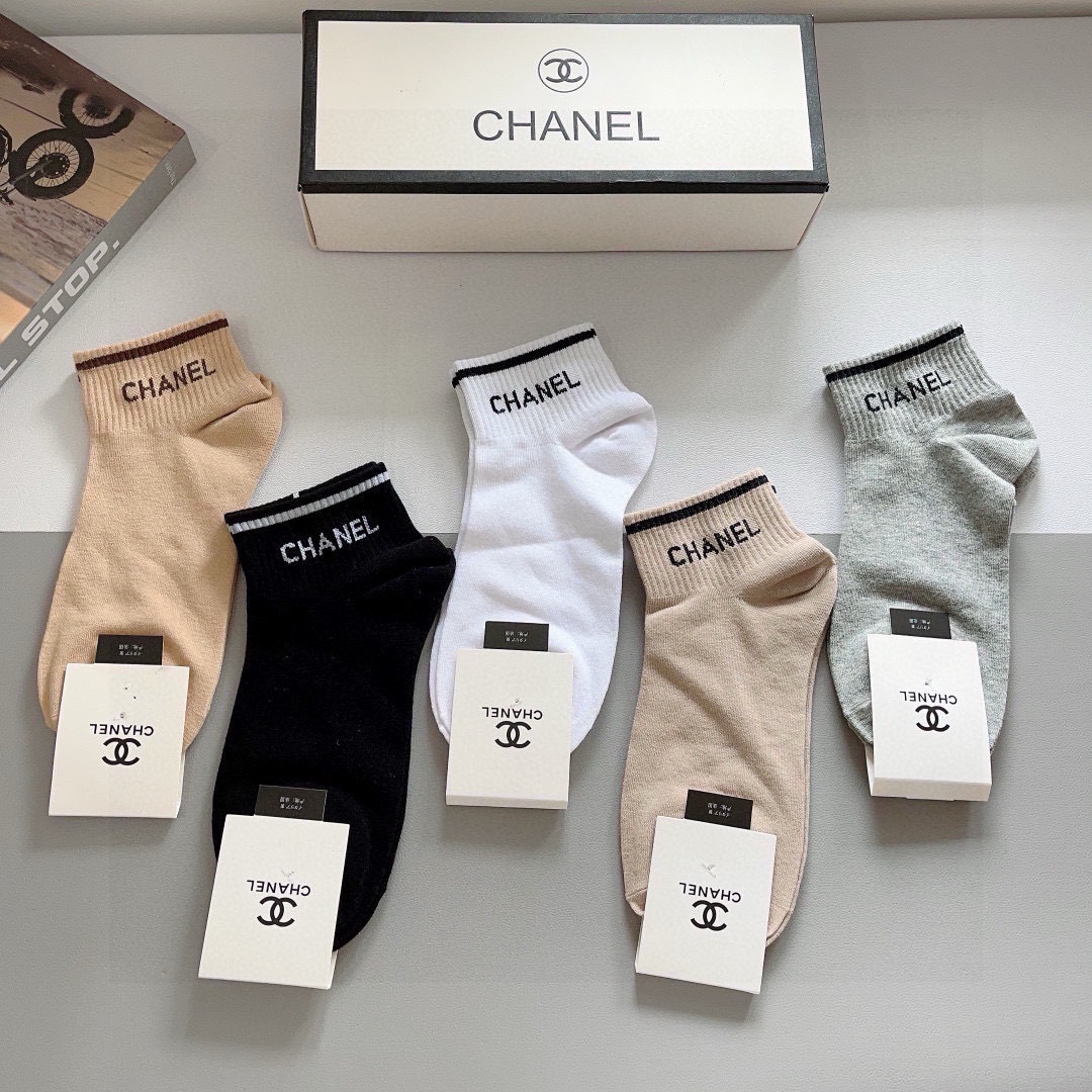 配包装（一盒5双）
CHANEL 香奈儿经典袜子❗️高版本纯棉材质柔软，秒杀市场普通货，经典的双C图案l