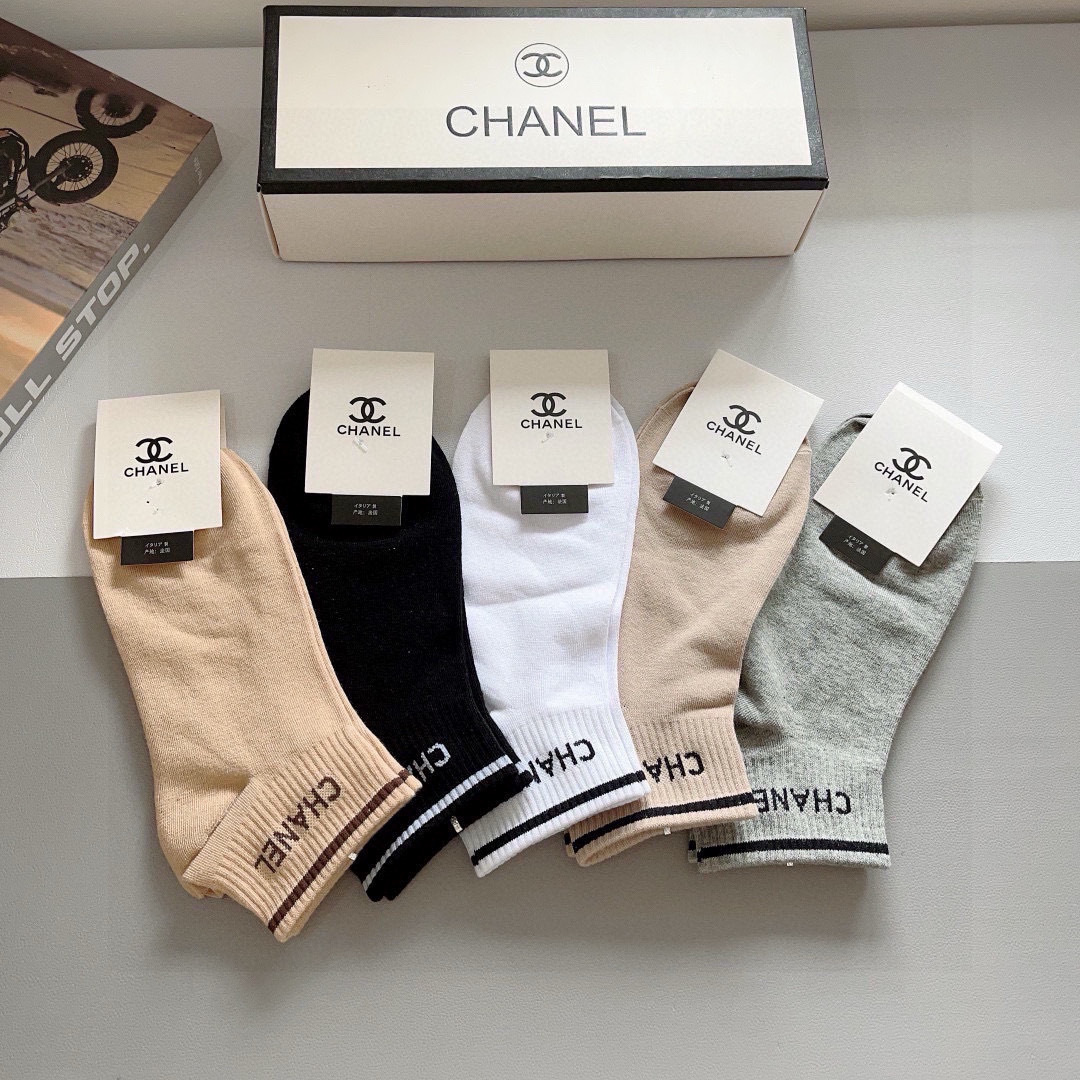 配包装（一盒5双）
CHANEL 香奈儿经典袜子❗️高版本纯棉材质柔软，秒杀市场普通货，经典的双C图案l