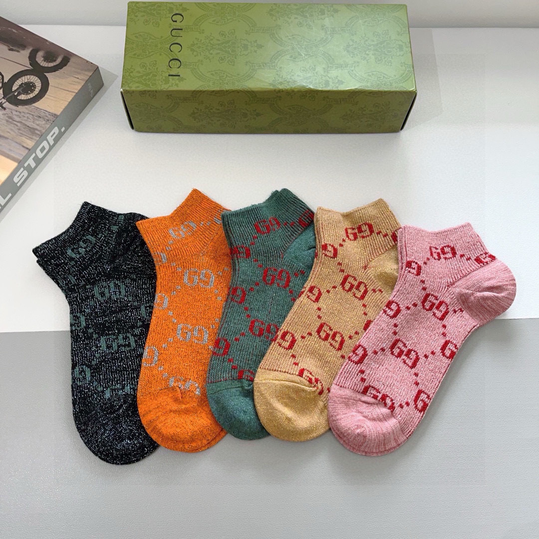 配包装（一盒5双） 
Gucci 古奇 经典款双针双路男女同款袜子，潮人必备经典双G袜，个性时尚百搭款，