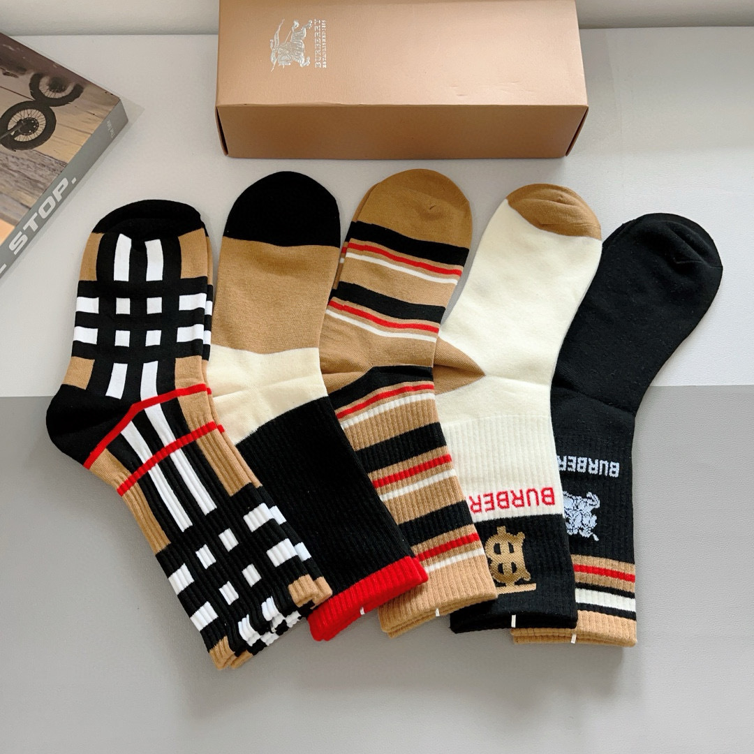 配包装（一盒5双）
🌟Burberry 巴宝莉 超火爆小单品，男女通用袜子，纯棉面料，潮人必备  爆款格
