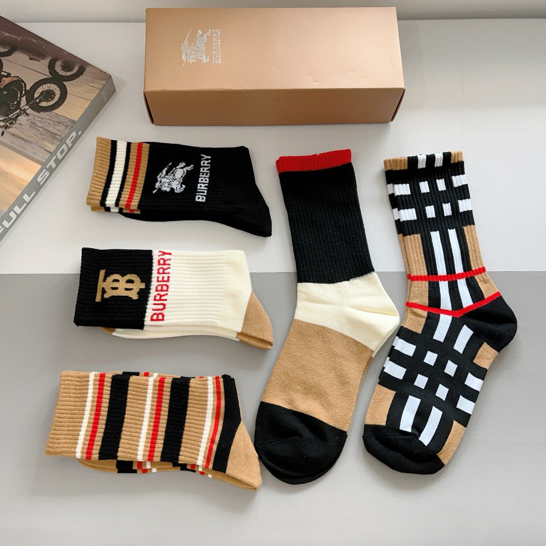 配包装（一盒5双）
🌟Burberry 巴宝莉 超火爆小单品，男女通用袜子，纯棉面料，潮人必备  爆款格