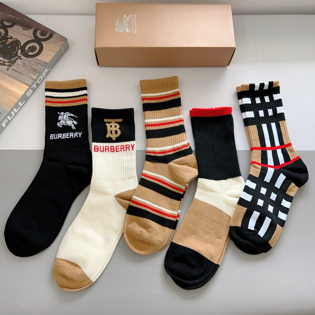 配包装（一盒5双）
🌟Burberry 巴宝莉 超火爆小单品，男女通用袜子，纯棉面料，潮人必备  爆款格