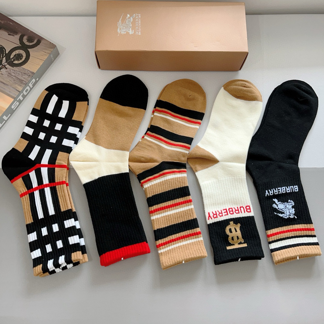 配包装（一盒5双）
🌟Burberry 巴宝莉 超火爆小单品，男女通用袜子，纯棉面料，潮人必备  爆款格