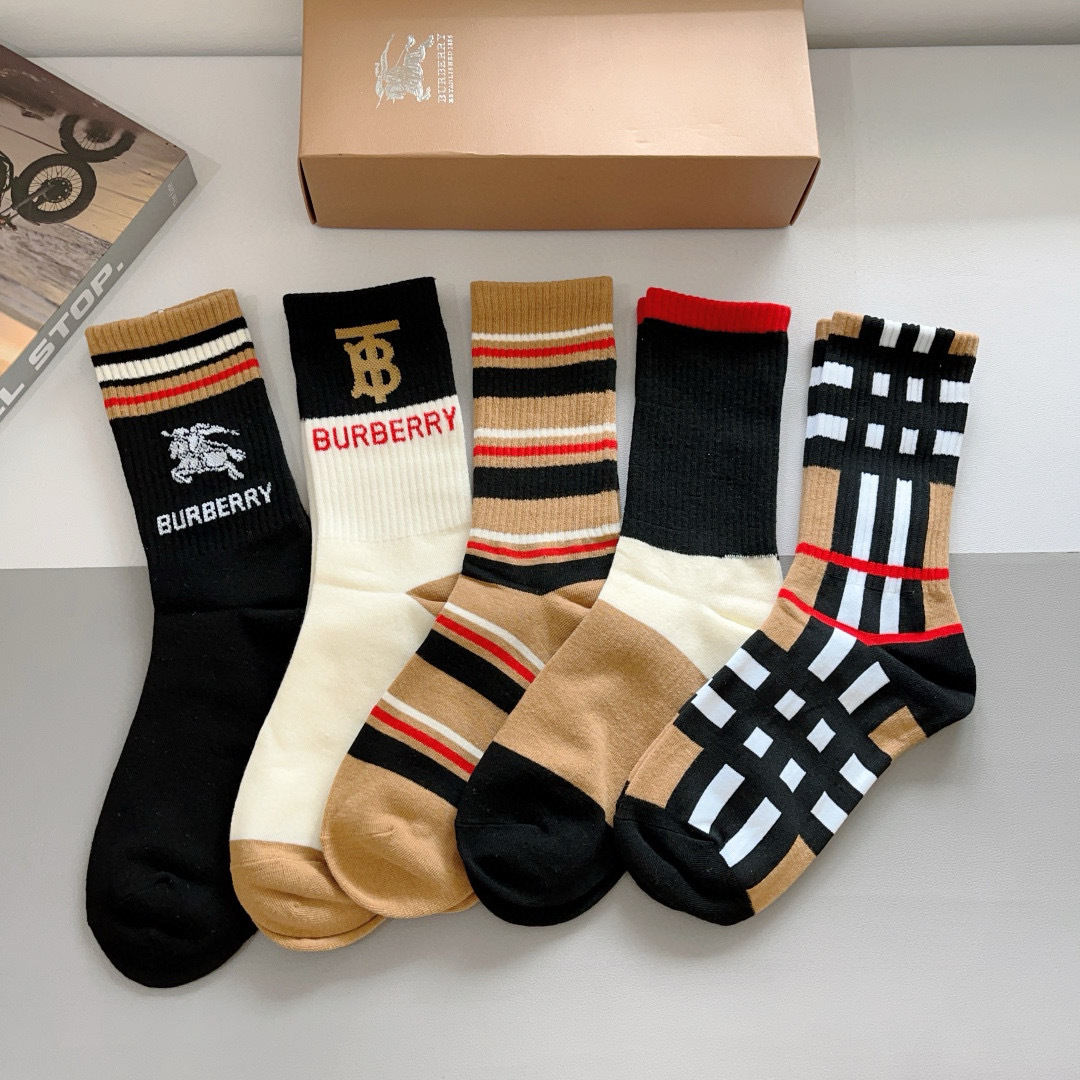 配包装（一盒5双）
🌟Burberry 巴宝莉 超火爆小单品，男女通用袜子，纯棉面料，潮人必备  爆款格