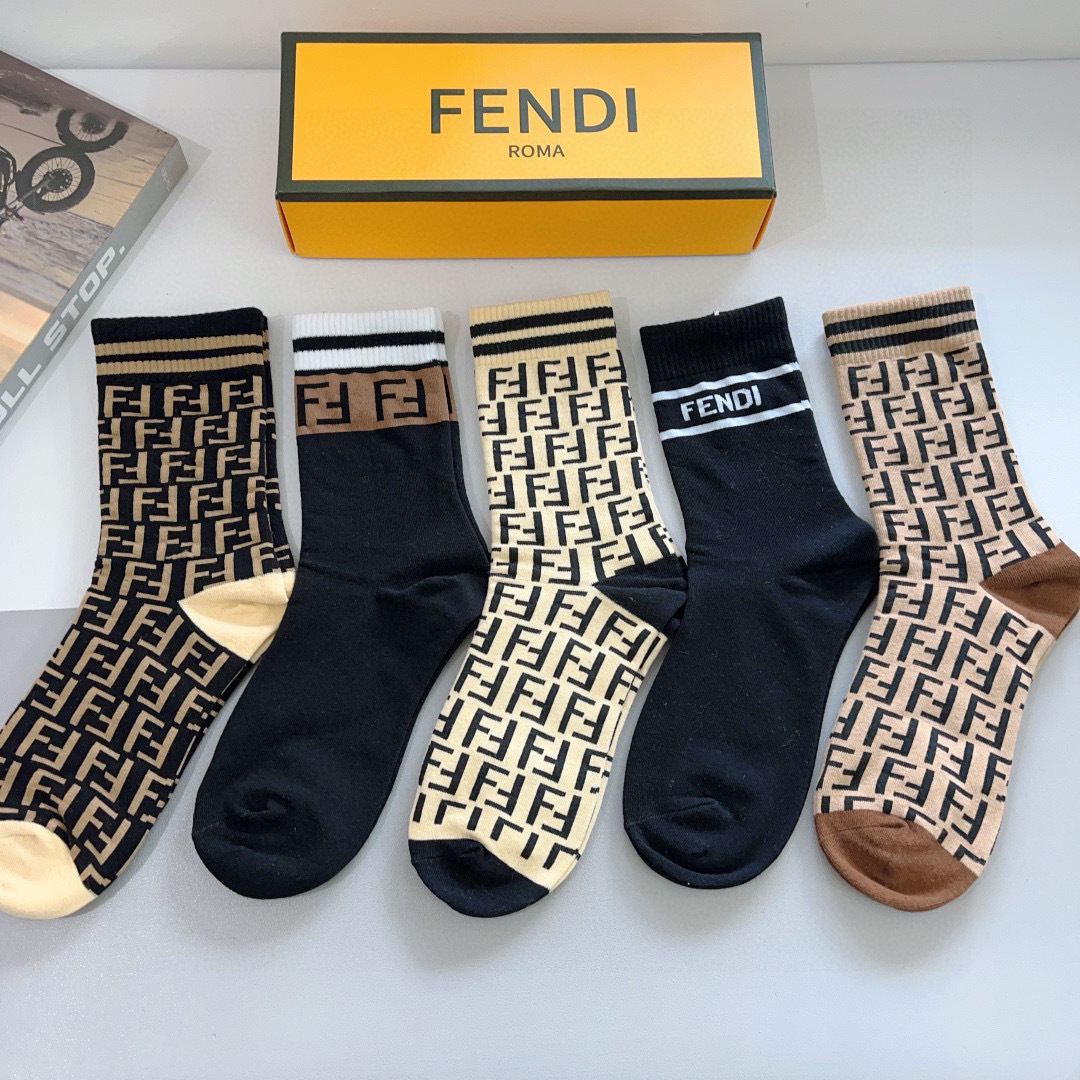 配包装【一盒5双】 
FENDI（芬迪）专柜新款女款高端长筒袜子❗专柜同步上新，超柔软舒适，专柜爆款双F