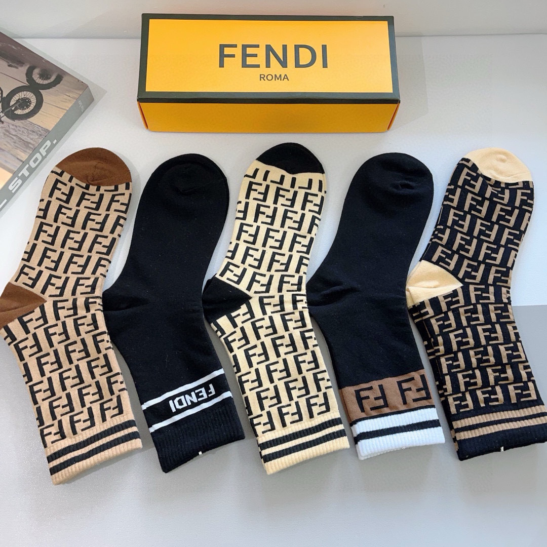 配包装【一盒5双】 
FENDI（芬迪）专柜新款女款高端长筒袜子❗专柜同步上新，超柔软舒适，专柜爆款双F