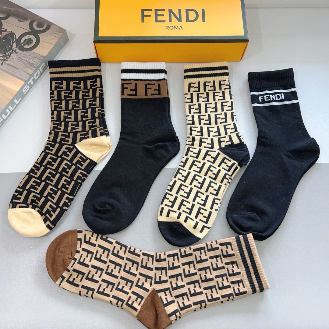 配包装【一盒5双】 
FENDI（芬迪）专柜新款女款高端长筒袜子❗专柜同步上新，超柔软舒适，专柜爆款双F