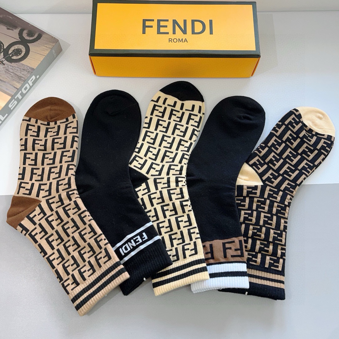 配包装【一盒5双】 
FENDI（芬迪）专柜新款女款高端长筒袜子❗专柜同步上新，超柔软舒适，专柜爆款双F