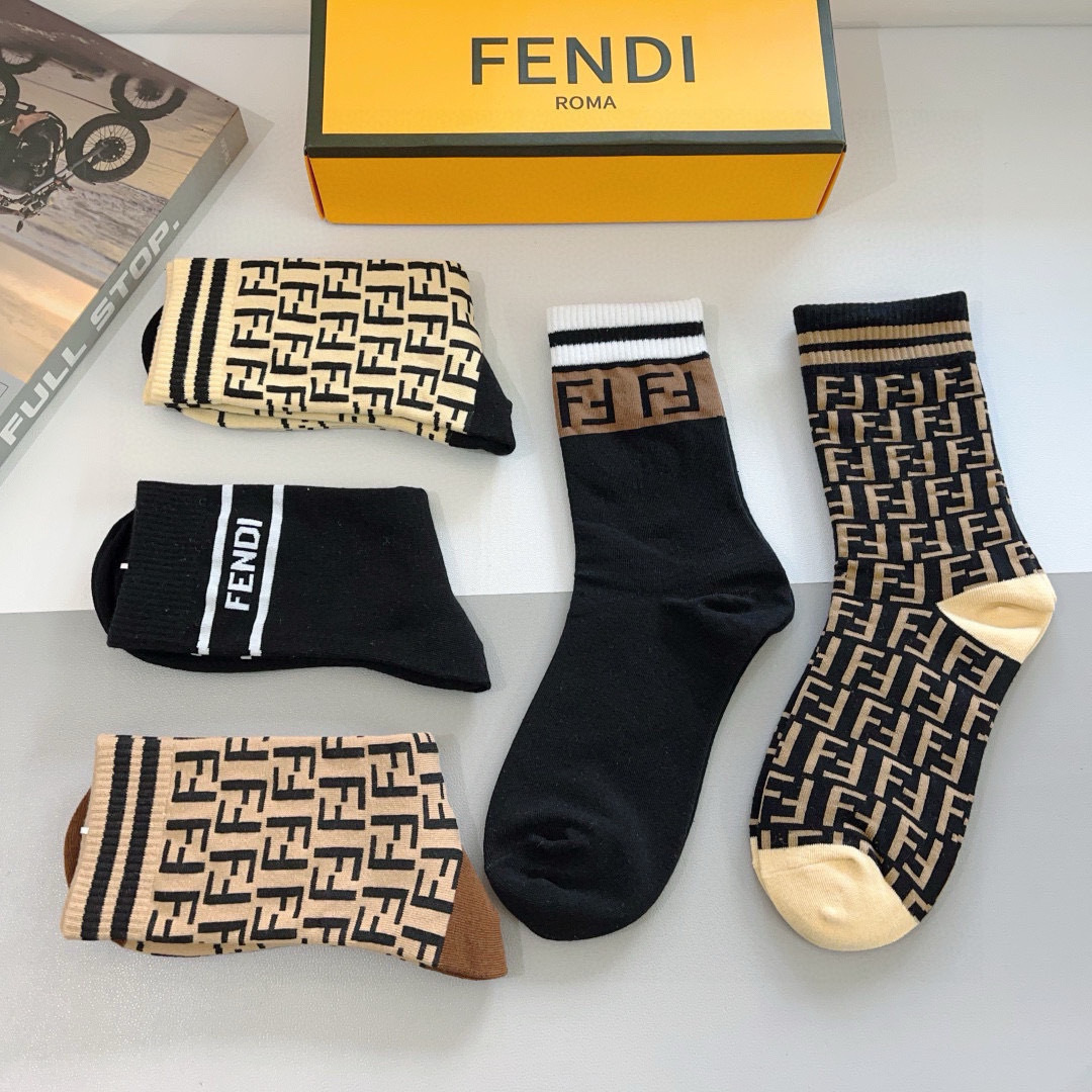 配包装【一盒5双】 
FENDI（芬迪）专柜新款女款高端长筒袜子❗专柜同步上新，超柔软舒适，专柜爆款双F