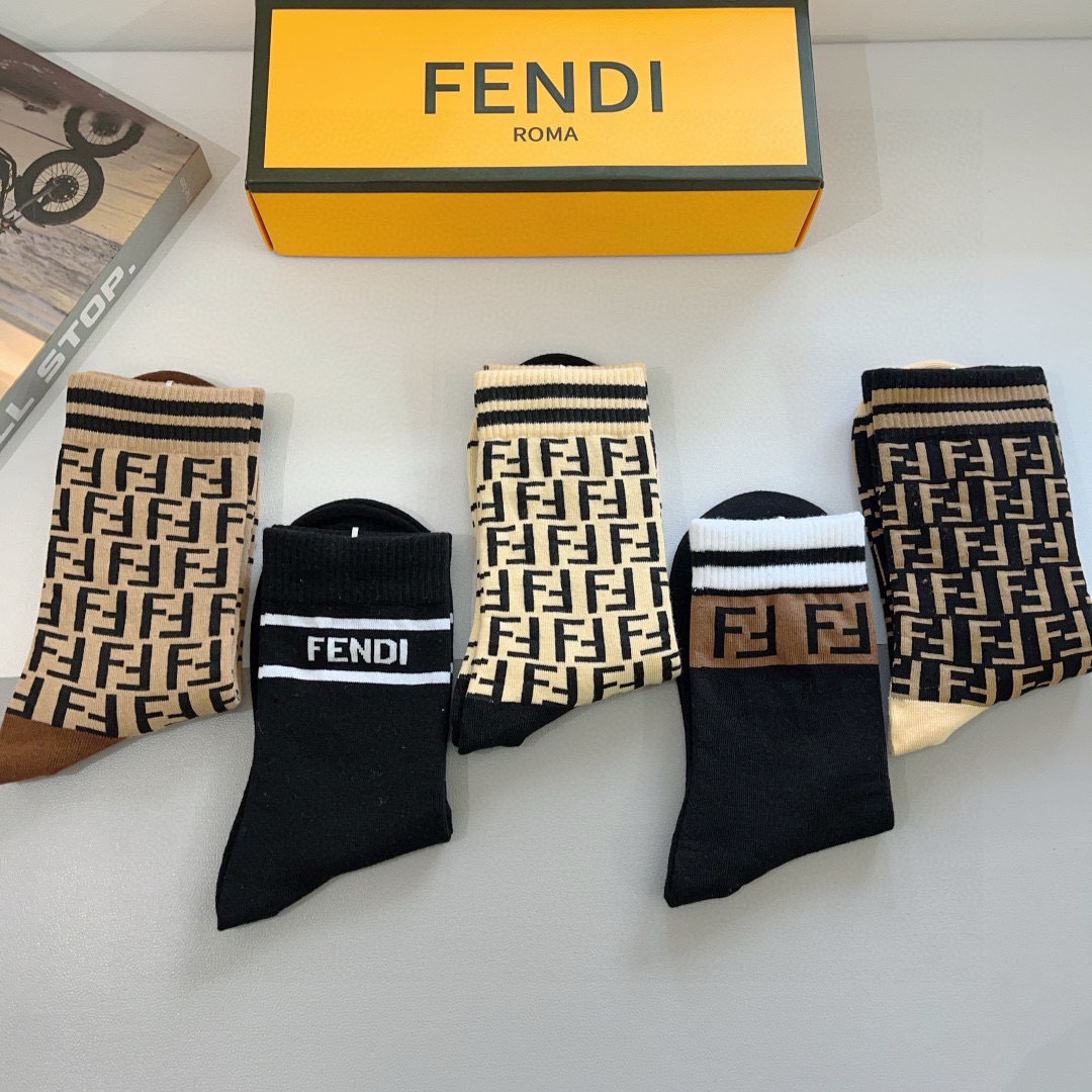 配包装【一盒5双】 
FENDI（芬迪）专柜新款女款高端长筒袜子❗专柜同步上新，超柔软舒适，专柜爆款双F