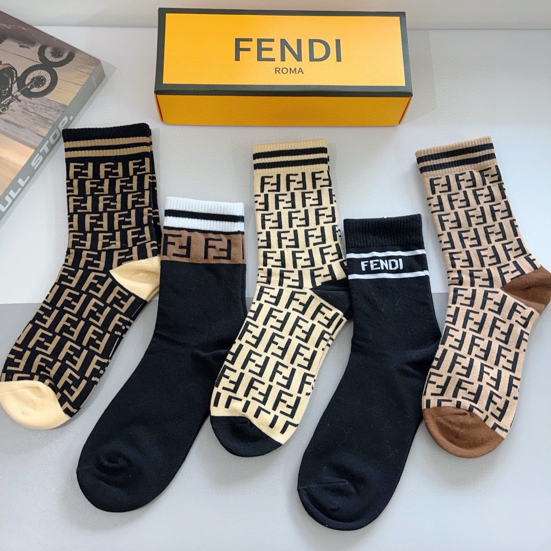 配包装【一盒5双】 
FENDI（芬迪）专柜新款女款高端长筒袜子❗专柜同步上新，超柔软舒适，专柜爆款双F